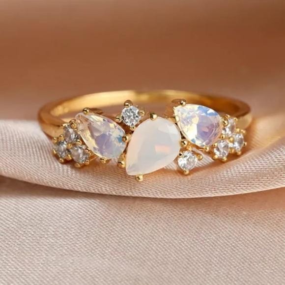 NEW 18K GOLD DIAMOND DAINTY RING - Picture 2 of 5